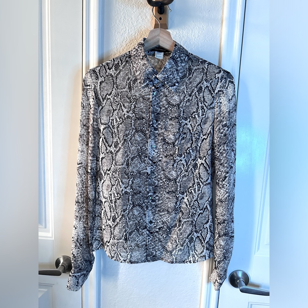 -Equipment Femme 100% Silk Blouse. Long Sleeve Snake Skin pattern. Size Small